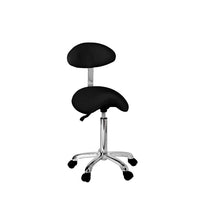 Sgabello dal design ergonomico ed elegante, con sedile a forma di sella e schienale ovale dal massimo comfort. Altezza regolabile con un pistone a gas. Rivestimento in PU bianco di alta qualità e stativo cromato con 5 ruote. CARATTERISTICHE:  Peso: 8,5 kg. Rivestimento: PU. Regolazione:: 61/80 cm. Colori: Bianco (A26.1022AB2), Verde (A351.1022AB2) e Nero (A12.1022AB2).