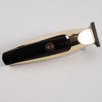CARATTERISTICHE: Motore: 1700 giri min. Batteria: 600 mha. Durata: 90 min. Tempo di ricarica: 90 min. Cordless: Si. Materiali: Plastica. Colore: Oro e argento. Lama: inox regolabile con rialzi . Rialzi: Si, 4 rialzi (1.5, 3, 6 e 9 mm).. Utilizzabile con e senza filo: Si Display: Si.
