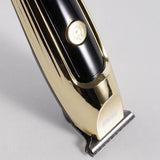CARATTERISTICHE: Motore: 1700 giri min. Batteria: 600 mha. Durata: 90 min. Tempo di ricarica: 90 min. Cordless: Si. Materiali: Plastica. Colore: Oro e argento. Lama: inox regolabile con rialzi . Rialzi: Si, 4 rialzi (1.5, 3, 6 e 9 mm).. Utilizzabile con e senza filo: Si Display: Si.