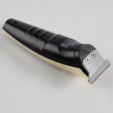 CARATTERISTICHE: Motore: 1700 giri min. Batteria: 600 mha. Durata: 90 min. Tempo di ricarica: 90 min. Cordless: Si. Materiali: Plastica. Colore: Oro e argento. Lama: inox regolabile con rialzi . Rialzi: Si, 4 rialzi (1.5, 3, 6 e 9 mm).. Utilizzabile con e senza filo: Si Display: Si.