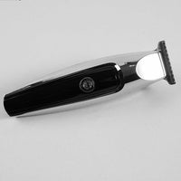 CARATTERISTICHE: Motore: 1700 giri min. Batteria: 600 mha. Durata: 90 min. Tempo di ricarica: 90 min. Cordless: Si. Materiali: Plastica. Colore: Oro e argento. Lama: inox regolabile con rialzi . Rialzi: Si, 4 rialzi (1.5, 3, 6 e 9 mm).. Utilizzabile con e senza filo: Si Display: Si.