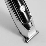 CARATTERISTICHE: Motore: 1700 giri min. Batteria: 600 mha. Durata: 90 min. Tempo di ricarica: 90 min. Cordless: Si. Materiali: Plastica. Colore: Oro e argento. Lama: inox regolabile con rialzi . Rialzi: Si, 4 rialzi (1.5, 3, 6 e 9 mm).. Utilizzabile con e senza filo: Si Display: Si.