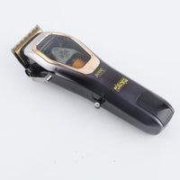 Batteria: Litio 2500mAh. Tempo ricaica: 210 min. Durata: 90 min. Cordless: Si. Materiali: Metallo e ABS. Colore: Nero, Oro e Blu. Lama: metallo oro titanio ceramica e DLC regolabile tramite leva. Rialzi: Si, 4 (3/6/9/12mm). Utilizzabile con e senza filo: Si Display: Si. Motore: Forte motore magnegico in rame da 9000 giri/min, bassa rumorosità.   4 rialzi (3/6/9/12mm), cover lama, cavo usb , olio, base di ricarica.