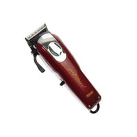 CARATTERISTICHE: Tempo ricaica: 180 min. Durata: 180 min. Cordless: Si. Materiali: ABS. Colore: Nero e bordeaux . Lama: inox regolabile tramite leva. Rialzi: Si, 4. Utilizzabile con e senza filo: Si Display: No.