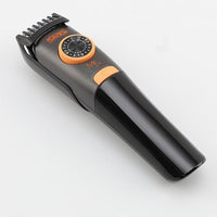 CARATTERISTICHE: Motore: 7200 giri min. Batteria: 800 mha. Durata: 90 min. Tempo di ricarica: 90 min. Cordless: Si. Materiali: Plastica. Colore: Nero. Lama: inox regolabile con rialzi . Rialzi: Si, (1-10mm, 11-20mm). Utilizzabile con e senza filo: Si Display: No. Water proof: IPX7.