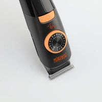 CARATTERISTICHE: Motore: 7200 giri min. Batteria: 800 mha. Durata: 90 min. Tempo di ricarica: 90 min. Cordless: Si. Materiali: Plastica. Colore: Nero. Lama: inox regolabile con rialzi . Rialzi: Si, (1-10mm, 11-20mm). Utilizzabile con e senza filo: Si Display: No. Water proof: IPX7.