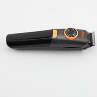 CARATTERISTICHE: Motore: 7200 giri min. Batteria: 800 mha. Durata: 90 min. Tempo di ricarica: 90 min. Cordless: Si. Materiali: Plastica. Colore: Nero. Lama: inox regolabile con rialzi . Rialzi: Si, (1-10mm, 11-20mm). Utilizzabile con e senza filo: Si Display: No. Water proof: IPX7.
