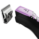 Il nuovo tosatore Andis Pulse ZR II si distingue per la sua autonomia notevolmente più lunga, che arriva fino a 3 ore.

Ti forniamo una seconda batteria che si ricarica in 2 ore, così potrai tosare i cani 24 ore su 24, sempre che tu riesca a mantenere lo stesso livello di energia.

Grazie alle cinque diverse impostazioni di velocità, questo tosatore senza fili per animali domestici scivola su tutti i tipi di pelo ed è perfetto per cani e gatti sensibili al rumore.

Grazie ai cinque diversi livelli di potenz