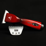Ampliate le vostre possibilità con Andis Pulse ZR II Red Wide. Grazie alla testina di taglio extra-larga, potrete tagliare più velocemente che mai con un minor numero di passaggi.

La nuova serie di tosatrici Andis Pulse ZR II si distingue per l'autonomia notevolmente più lunga, che arriva fino a 3 ore. Vi forniamo una seconda batteria che si ricarica in 2 ore nella stazione di ricarica.

Andis Pulse ZR II Wide è quindi progettata per un utilizzo che dura tutto il giorno.

Grazie alle cinque diverse imposta