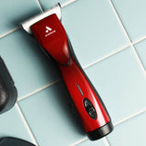 Ampliate le vostre possibilità con Andis Pulse ZR II Red Wide. Grazie alla testina di taglio extra-larga, potrete tagliare più velocemente che mai con un minor numero di passaggi.

La nuova serie di tosatrici Andis Pulse ZR II si distingue per l'autonomia notevolmente più lunga, che arriva fino a 3 ore. Vi forniamo una seconda batteria che si ricarica in 2 ore nella stazione di ricarica.

Andis Pulse ZR II Wide è quindi progettata per un utilizzo che dura tutto il giorno.

Grazie alle cinque diverse imposta