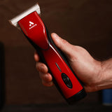 Ampliate le vostre possibilità con Andis Pulse ZR II Red Wide. Grazie alla testina di taglio extra-larga, potrete tagliare più velocemente che mai con un minor numero di passaggi.

La nuova serie di tosatrici Andis Pulse ZR II si distingue per l'autonomia notevolmente più lunga, che arriva fino a 3 ore. Vi forniamo una seconda batteria che si ricarica in 2 ore nella stazione di ricarica.

Andis Pulse ZR II Wide è quindi progettata per un utilizzo che dura tutto il giorno.

Grazie alle cinque diverse imposta