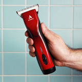 Ampliate le vostre possibilità con Andis Pulse ZR II Red Wide. Grazie alla testina di taglio extra-larga, potrete tagliare più velocemente che mai con un minor numero di passaggi.

La nuova serie di tosatrici Andis Pulse ZR II si distingue per l'autonomia notevolmente più lunga, che arriva fino a 3 ore. Vi forniamo una seconda batteria che si ricarica in 2 ore nella stazione di ricarica.

Andis Pulse ZR II Wide è quindi progettata per un utilizzo che dura tutto il giorno.

Grazie alle cinque diverse imposta