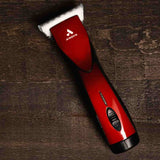 Ampliate le vostre possibilità con Andis Pulse ZR II Red Wide. Grazie alla testina di taglio extra-larga, potrete tagliare più velocemente che mai con un minor numero di passaggi.

La nuova serie di tosatrici Andis Pulse ZR II si distingue per l'autonomia notevolmente più lunga, che arriva fino a 3 ore. Vi forniamo una seconda batteria che si ricarica in 2 ore nella stazione di ricarica.

Andis Pulse ZR II Wide è quindi progettata per un utilizzo che dura tutto il giorno.

Grazie alle cinque diverse imposta