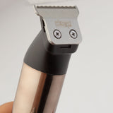 Questa tosatrice può essere utilizzata anche per la barba anche se più indicato per rasare la testa.      Tempo ricaica: 3 ore.     Batteria: 1200 mha.     Durata: 150 minuti.     Cordless: Si.     Materiali: PLC.     Colore: Oro e Nero.     Lama inox: Si.     Altezza di taglio: 0.1 fino a 3 mm con rialzi.     Rialzi: SI, 3 (1 - 3 - 5 mm)