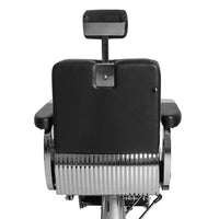  Poltrona da barbiere reclinabile e girevole con imbottitura che offre un grande comfort di seduta.rivestimento in pvc di colore nero, con base tonda cromata. Questa poltrona è regolabile, con pistone idraulico a gas, in altezza da 56 a 69,5 cm. CARATTERISTICHE:  Dimensioni lavatesta: 69x140(h)56/69,5 cm.  Diametro base tonda: 70 cm  Materiali: Pvc e metallo.  Colore: Nero.  Poggiatesta: Si.  Poggiapiedi: Si.  Base: Tonda.