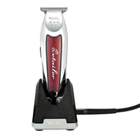 Il trimmer WAHL più venduto declinato in versione senza filo per la massima flessibilità. Testina extra-larga per lavorare aree più ampie in minor tempo e ben affilata per rifiniture cortissime.  Motore rotativo, 6800 giri/min, batteria agli ioni di litio: 90 min. autonomia, 120 minuti tempo ricarica.  Funziona anche a filo. 3 rialzi in plastica: 1,5 - 3 - 4,5 mm e Testina T-Wide larga 40,6 mm (lunghezza 0,4 mm), con leva di regolazione e possibile impostazione a zero. 